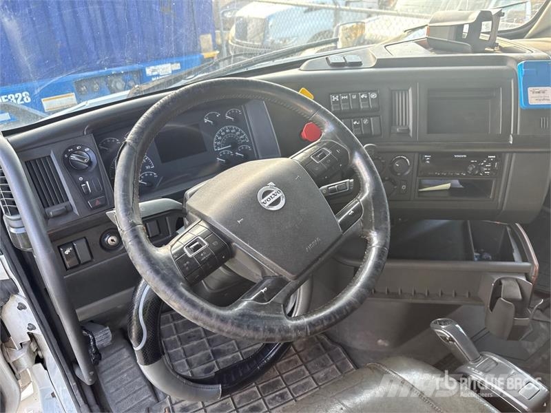 Volvo VNL860 Tractor Units