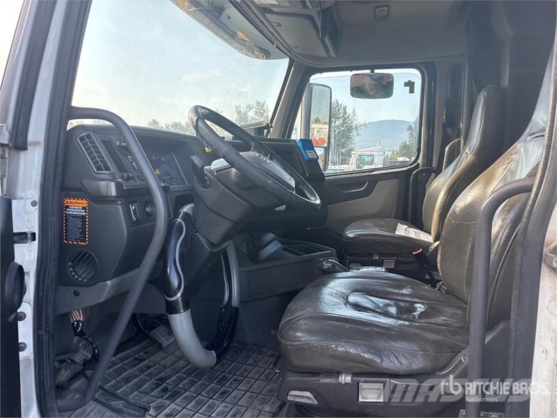 Volvo VNL860 Tractor Units