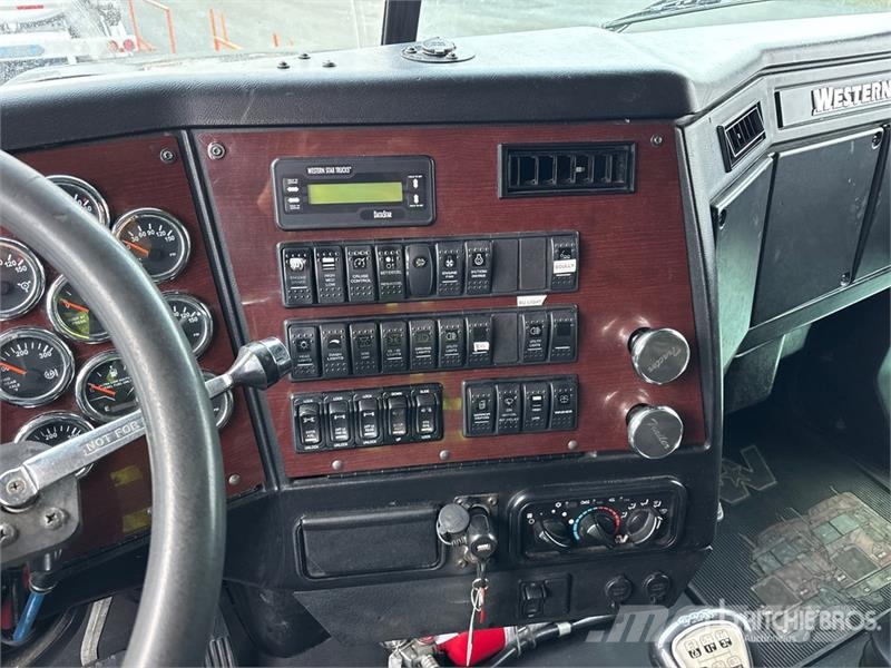 Western Star 4900SB 6x4 T/A Sleeper Truck Tractor Nyergesvontatók