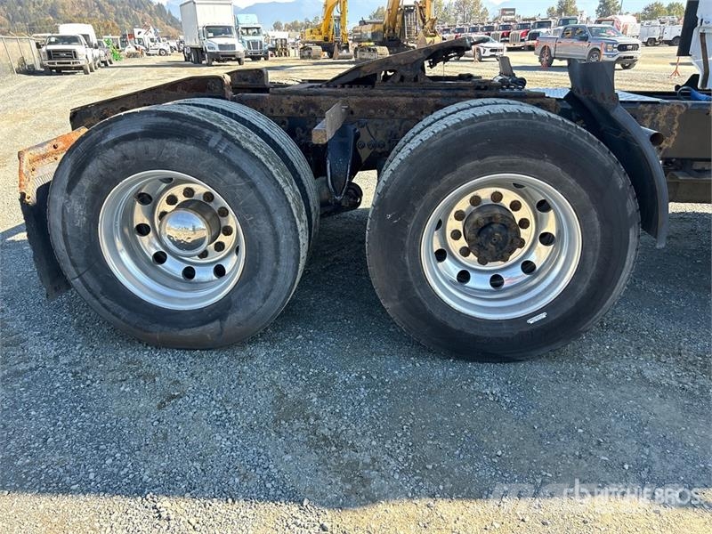 Western Star 5700 6x4 T/A Sleeper Truck Tractor Sadulveokid