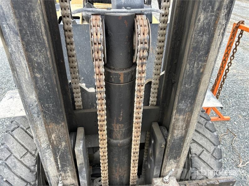 Yale GDP080L 8000 lb Pneumatic Tire Forklift Вилични кари-повдигачи - други