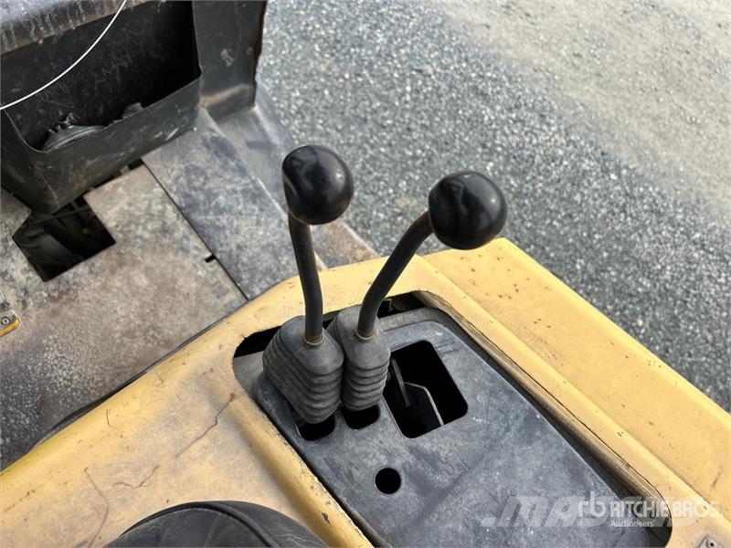 Yale GDP080L 8000 lb Pneumatic Tire Forklift Вилични кари-повдигачи - други