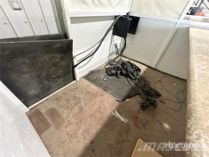 102 in x 79 in x 96 in Auction Booth Компоненты строительной техники