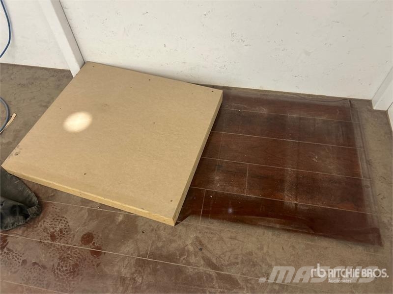 102 in x 79 in x 96 in Auction Booth Компоненты строительной техники