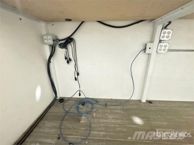 102 in x 79 in x 96 in Auction Booth Компоненты строительной техники