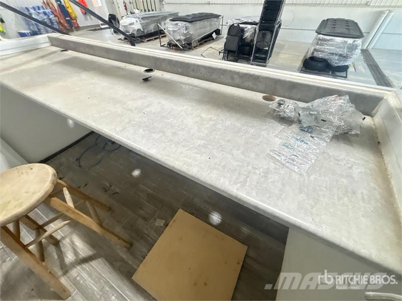 102 in x 79 in x 96 in Auction Booth Компоненты строительной техники