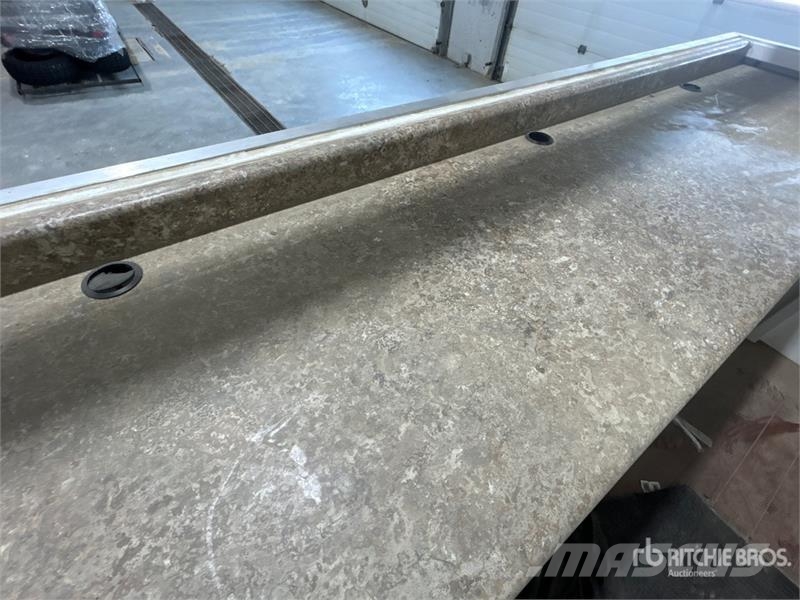 102 in x 79 in x 96 in Auction Booth Компоненты строительной техники