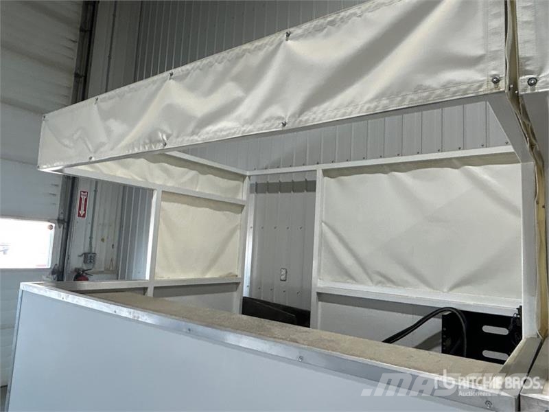102 in x 79 in x 96 in Auction Booth Компоненты строительной техники