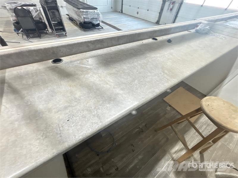 102 in x 79 in x 96 in Auction Booth Компоненты строительной техники