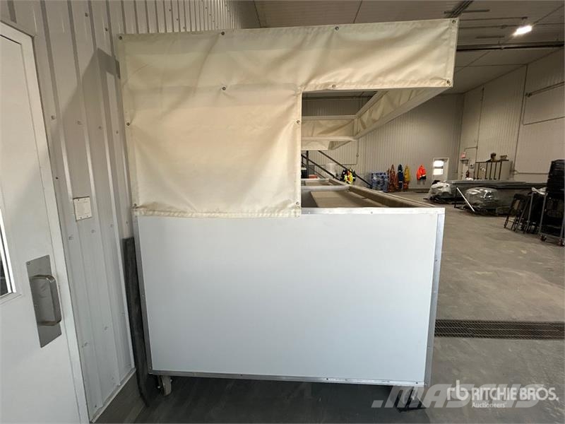 102 in x 79 in x 96 in Auction Booth Компоненты строительной техники