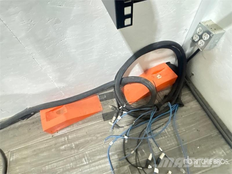 102 in x 79 in x 96 in Auction Booth Компоненты строительной техники