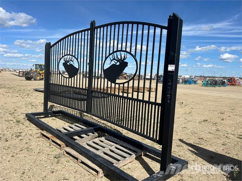  14 ft 9 in x 8 ft Wrought Iron Bi-Parting Driveway Lauksaimniecība- Citi