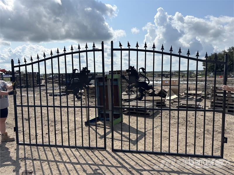 14 ft Wrought Iron Bi-Parting Driveway Gate (Unuse Landbrug - Andet