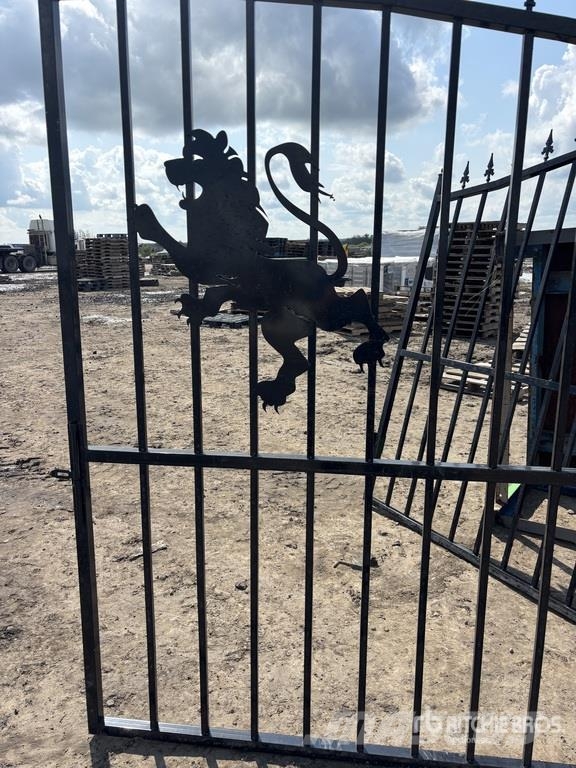 14 ft Wrought Iron Bi-Parting Driveway Gate (Unuse Landbrug - Andet