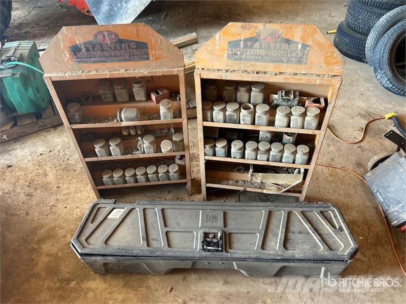 (2) Steel Shelving Unit & (1) GM Tool Box Kiti naudoti statybos komponentai