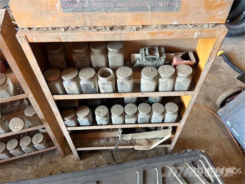 (2) Steel Shelving Unit & (1) GM Tool Box Kiti naudoti statybos komponentai