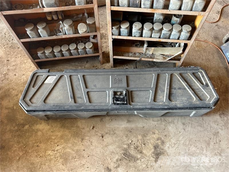 (2) Steel Shelving Unit & (1) GM Tool Box Kiti naudoti statybos komponentai