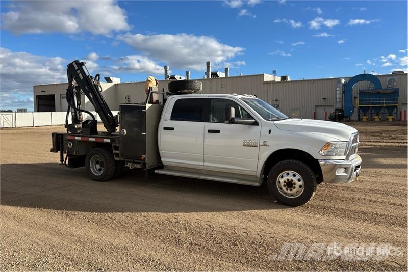 2015 3500 Camion plateau ridelle avec grue