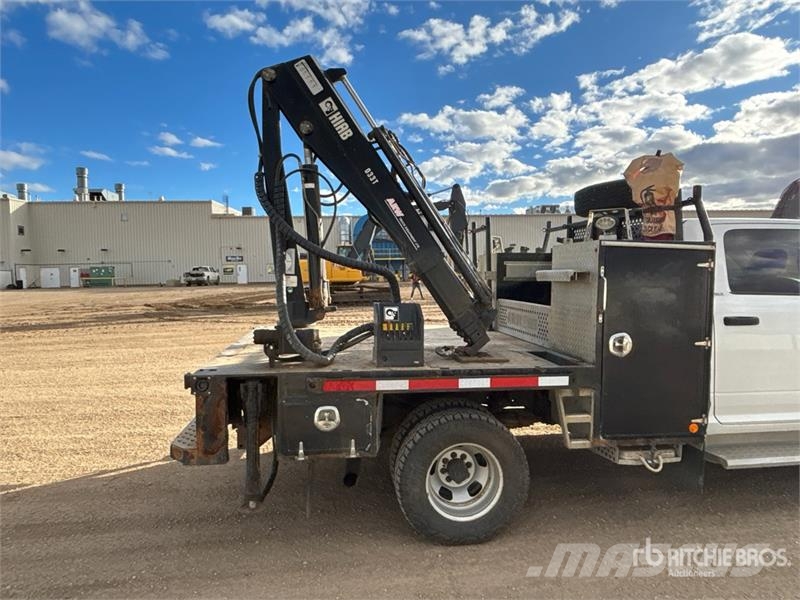 2015 3500 Camion plateau ridelle avec grue