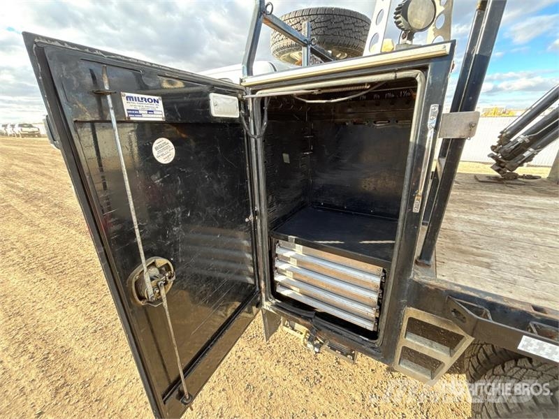 2015 3500 Camion plateau ridelle avec grue