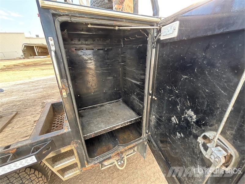 2015 3500 Camion plateau ridelle avec grue