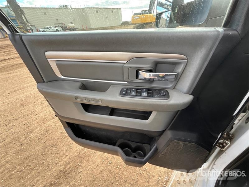2015 3500 Camion plateau ridelle avec grue