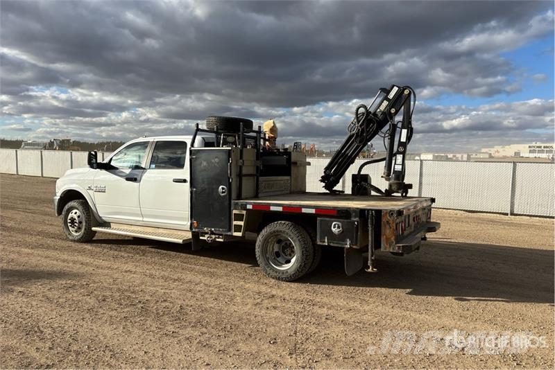 2015 3500 Camion plateau ridelle avec grue