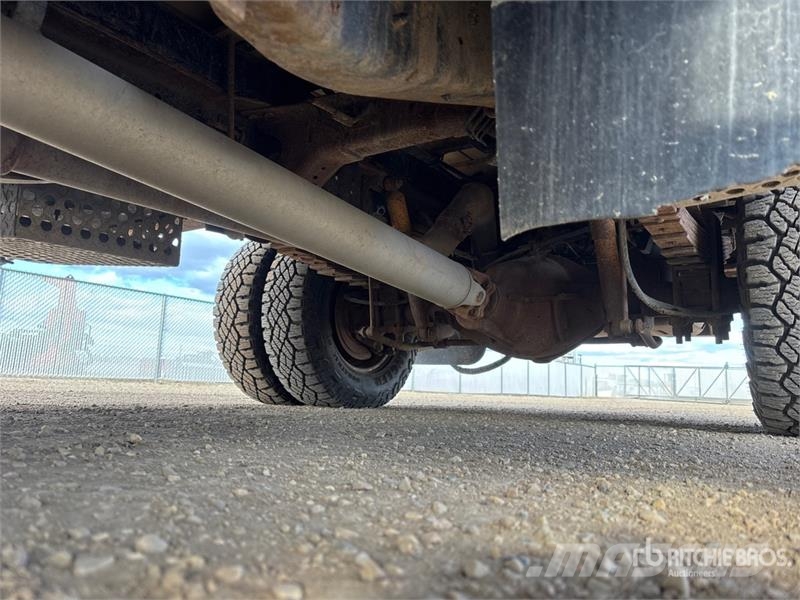 2015 3500 Camion plateau ridelle avec grue