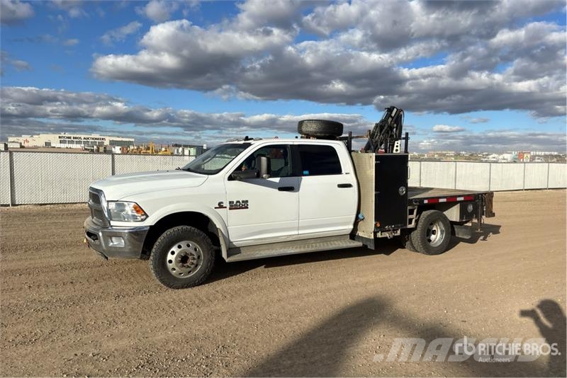 2015 3500 Camion plateau ridelle avec grue