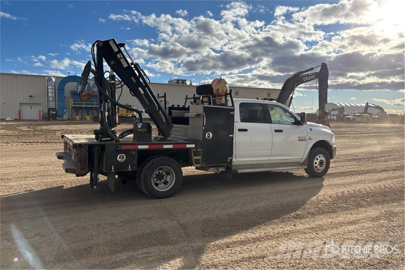 2015 3500 Camion plateau ridelle avec grue