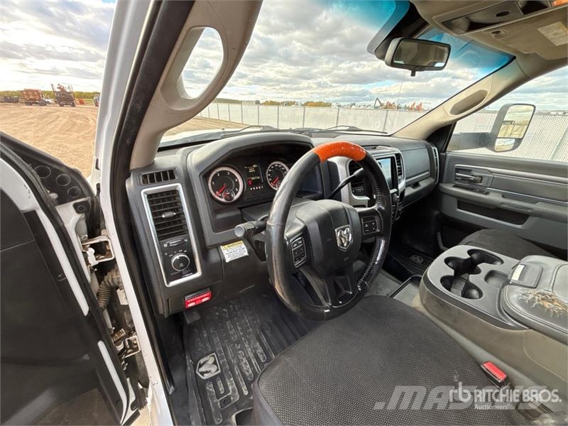 2015 3500 Camion plateau ridelle avec grue