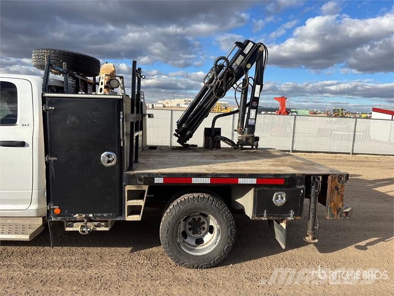 2015 3500 Camion plateau ridelle avec grue