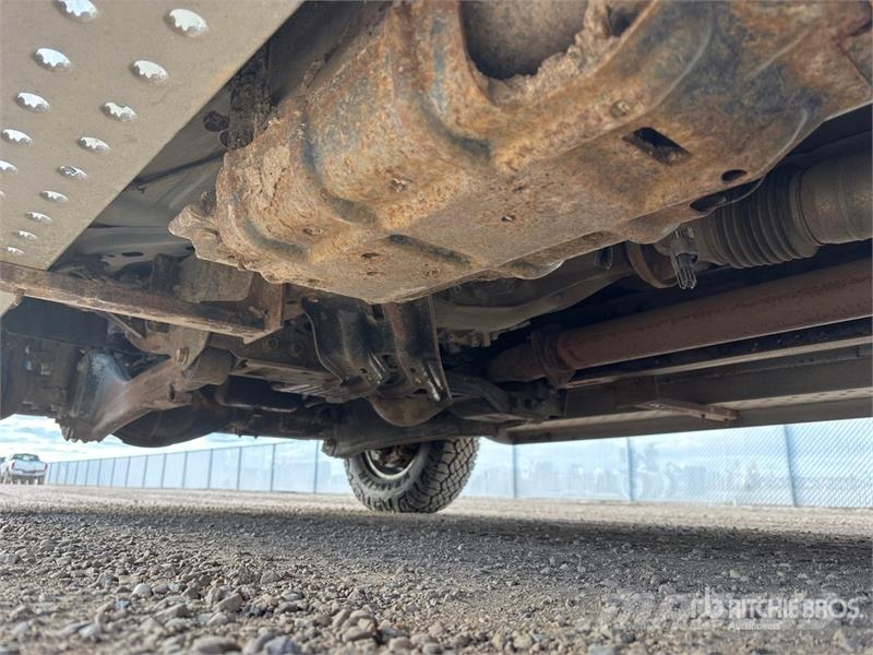 2015 3500 Camion plateau ridelle avec grue