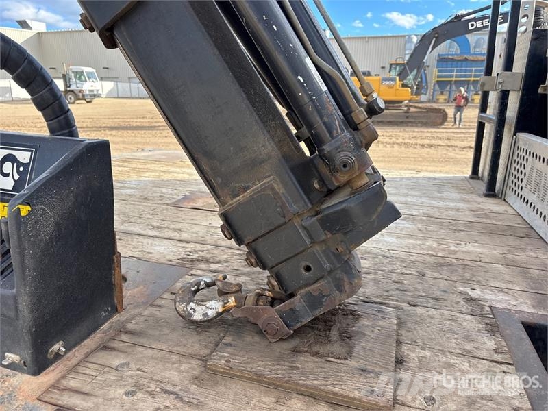 2015 3500 Camion plateau ridelle avec grue