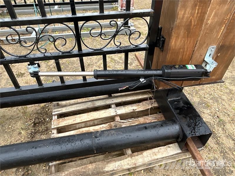 23 ft 6 in x 8 ft Wrought Iron Bi-Parting Driveway Lauksaimniecība- Citi