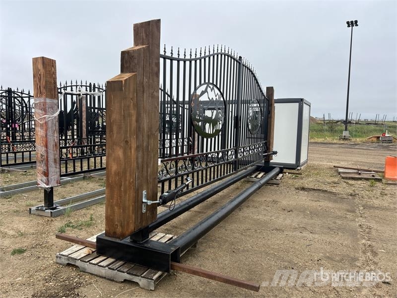 23 ft 6 in x 8 ft Wrought Iron Bi-Parting Driveway Lauksaimniecība- Citi