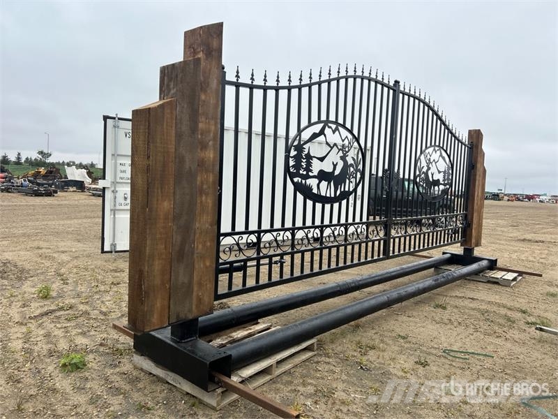 23 ft 6 in x 8 ft Wrought Iron Bi-Parting Driveway Lauksaimniecība- Citi
