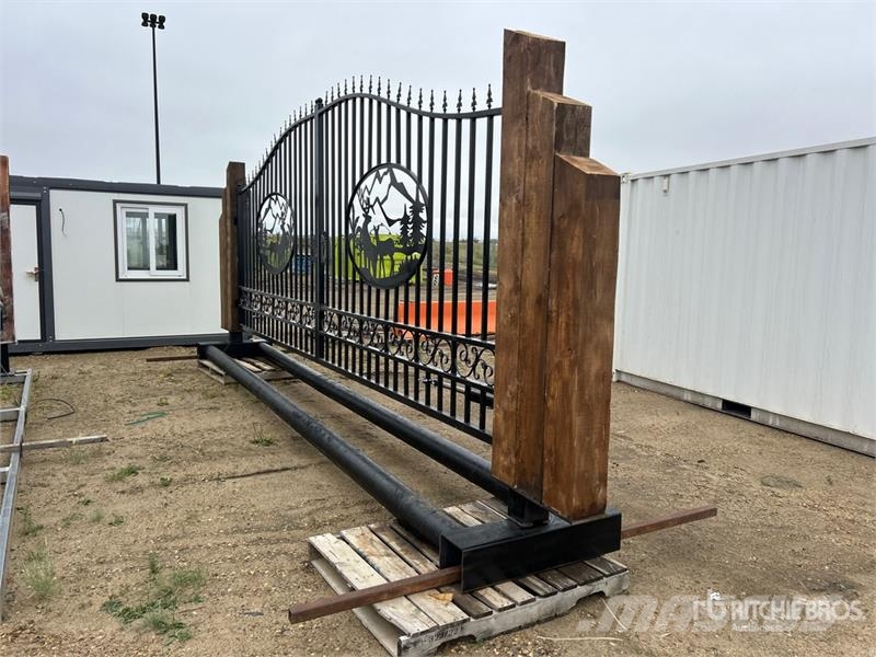 23 ft 6 in x 8 ft Wrought Iron Bi-Parting Driveway Lauksaimniecība- Citi