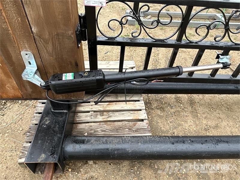 23 ft 6 in x 8 ft Wrought Iron Bi-Parting Driveway Lauksaimniecība- Citi