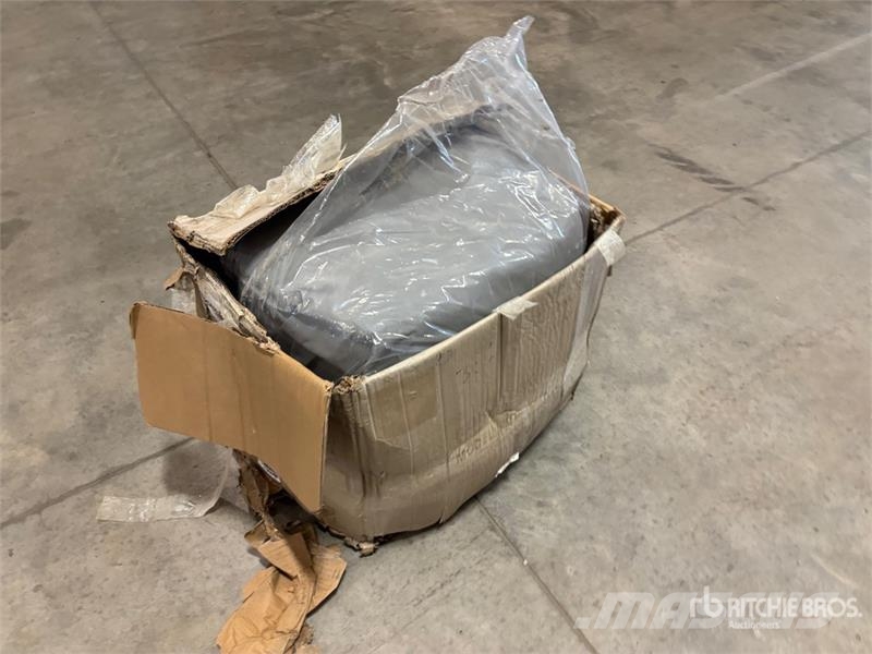  27 ft x 32 ft RV Cover (Unused) Andre komponenter