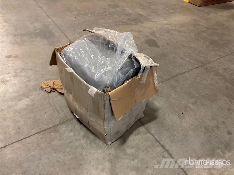  27 ft x 32 ft RV Cover (Unused) Andre komponenter