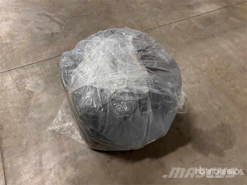  27 ft x 32 ft RV Cover (Unused) Andre komponenter