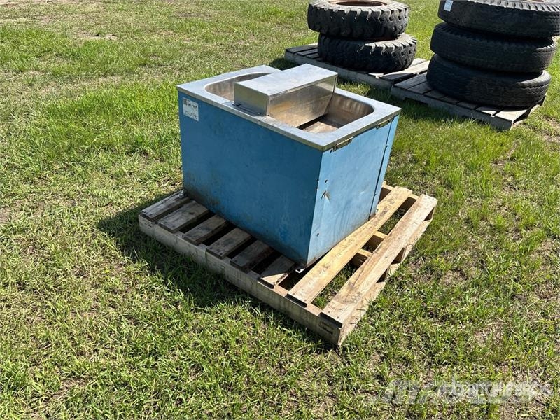 30 in x 21 in Canarm Water Bowl Muu farmitehnika ja tarvikud