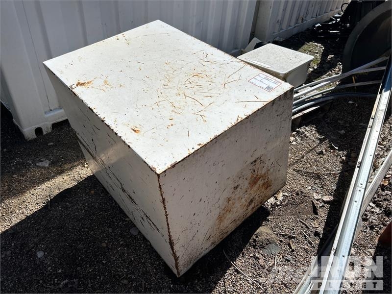 30 in x 33 in x 28 in Tool Box Sonstige Baumaschinen