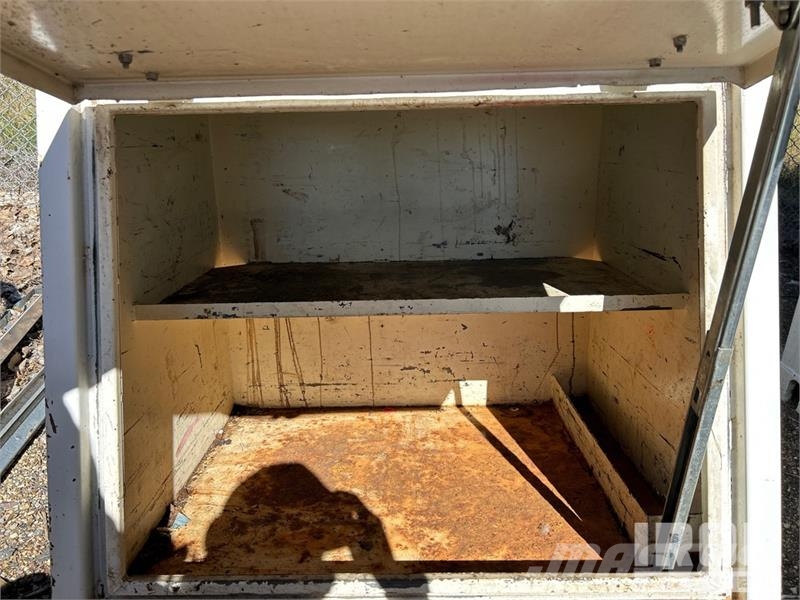 30 in x 33 in x 28 in Tool Box Sonstige Baumaschinen