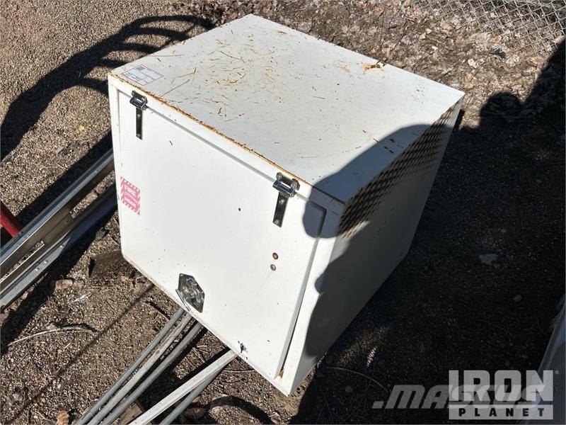 30 in x 33 in x 28 in Tool Box Sonstige Baumaschinen