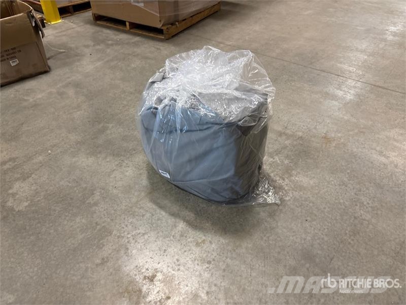 32 ft x 8.5 ft x 9 ft RV Cover (Unused) Altri componenti