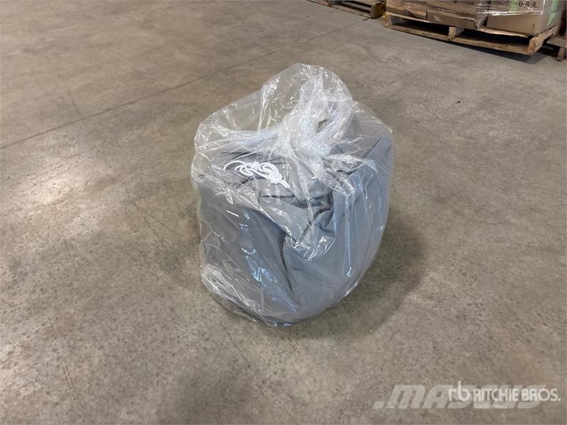 32 ft x 8.5 ft x 9 ft RV Cover (Unused) Altri componenti