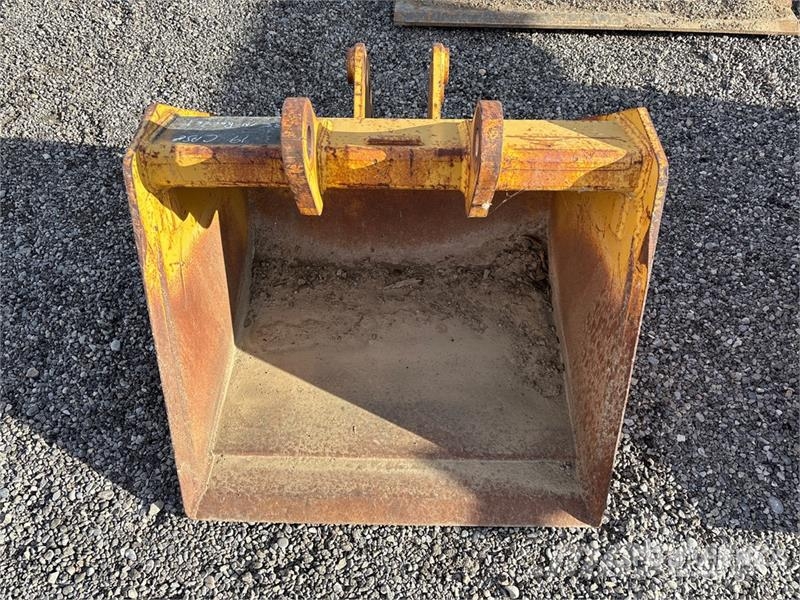 35 in Cleanup Backhoe Rear Bucket - Fits Case Kanalak