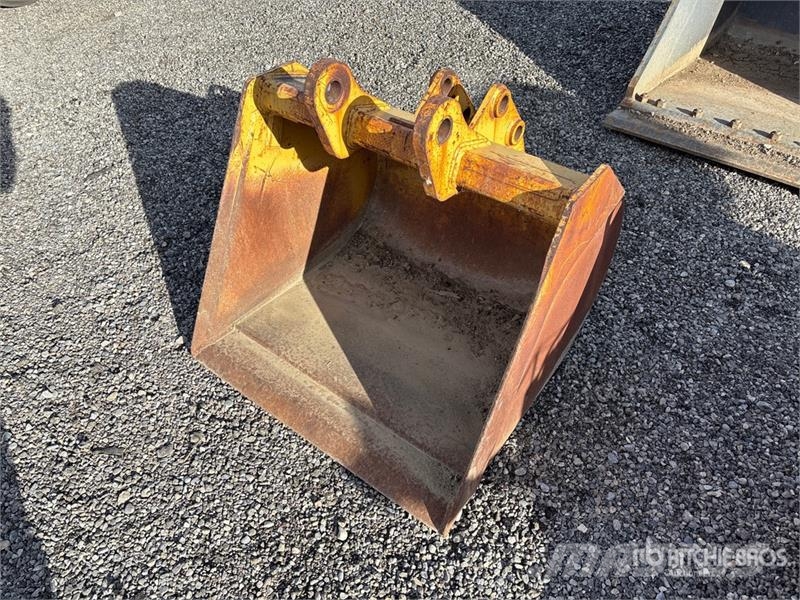 35 in Cleanup Backhoe Rear Bucket - Fits Case Kanalak